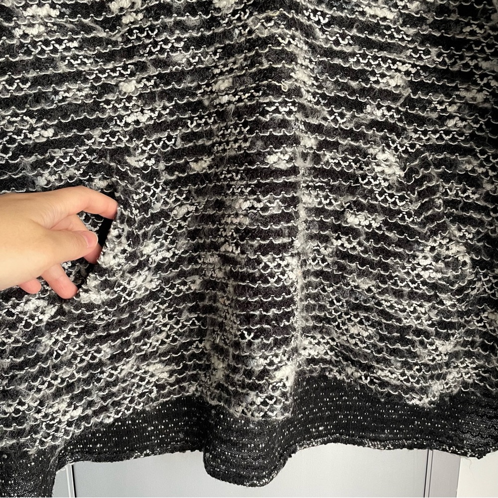 VIVIAN WONG Stylish Black and White V-neck Sweater - Picture 3 of 9